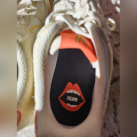 The Nike Women’s Air Force 1 ‘07 ‘Peace’ size 6 gently used. - Picture 6 of 7